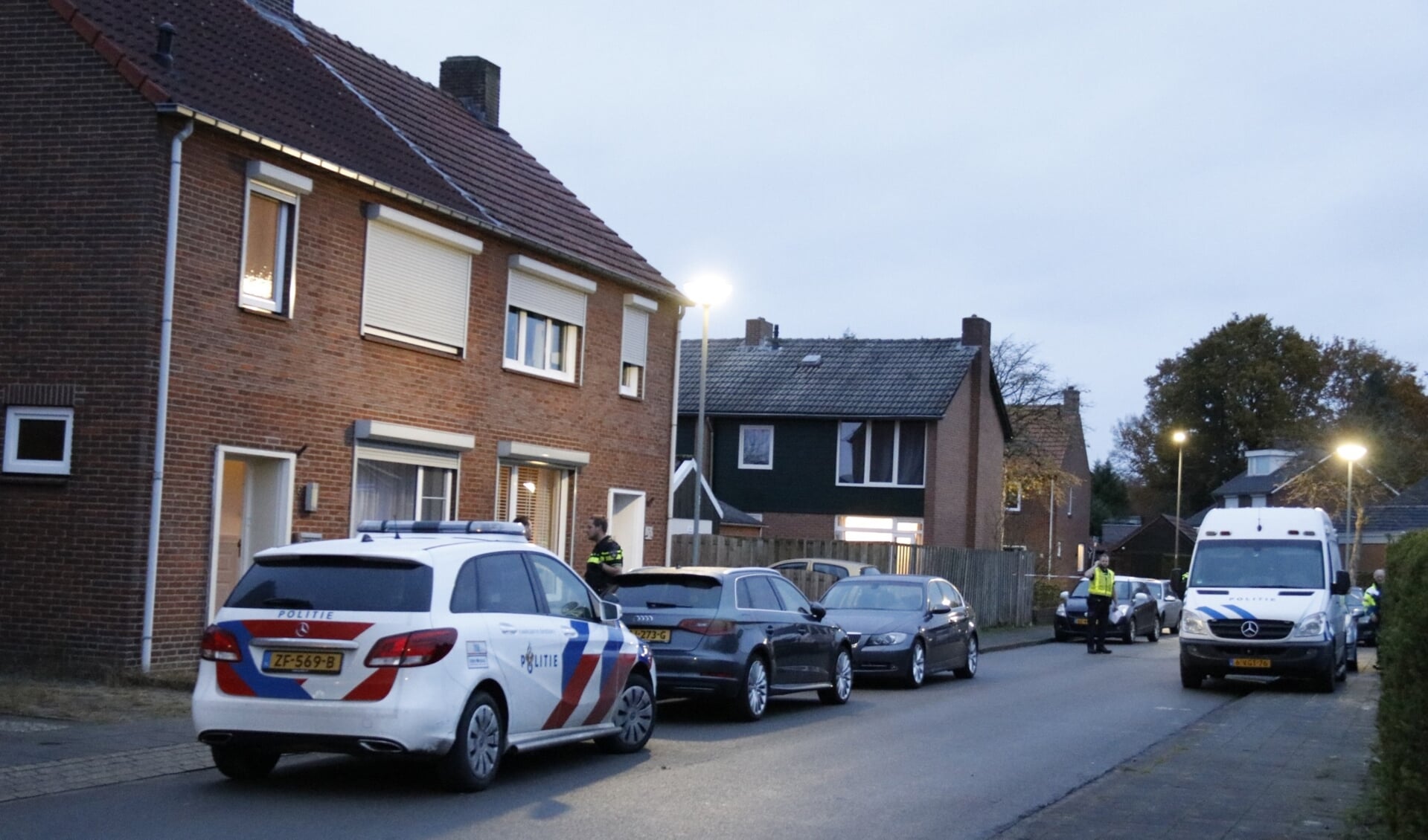 De politie onderzoekt een verdacht sterfgeval in een woning in Nieuw-Bergen.