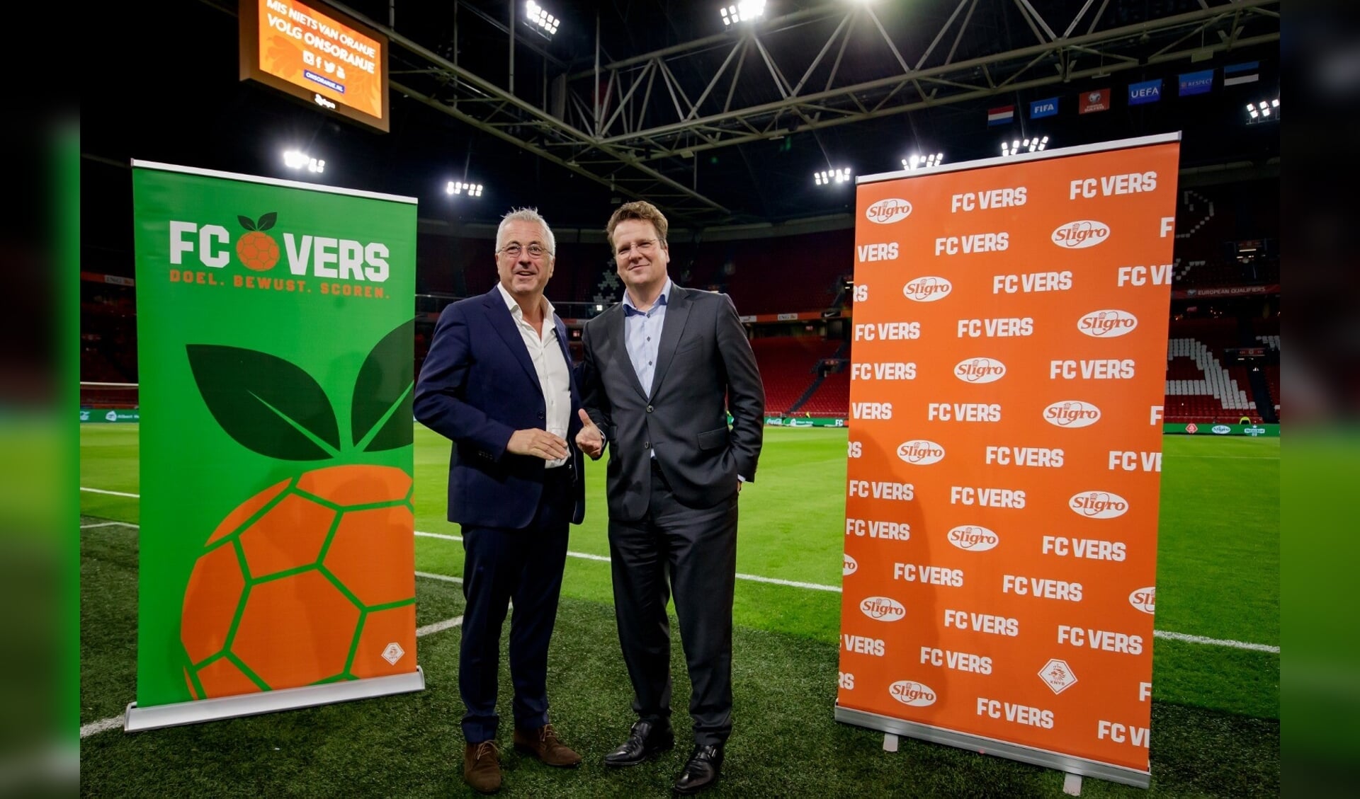 Jean Paul Decossaux (commercieel directeur KNVB) en Koen Slippens (CEO Sligro Food Group).
