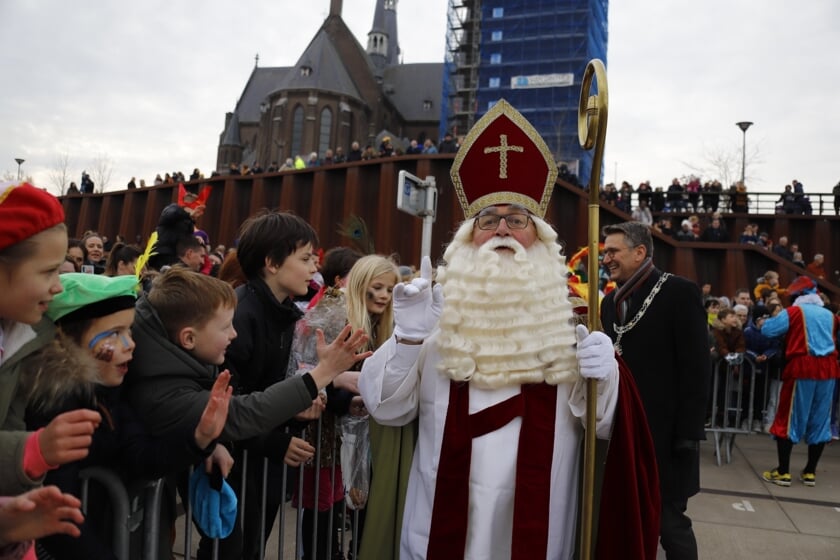 <p>Archiefbeeld van Sinterklaas en zijn Pieten op de Maaskade.</p>