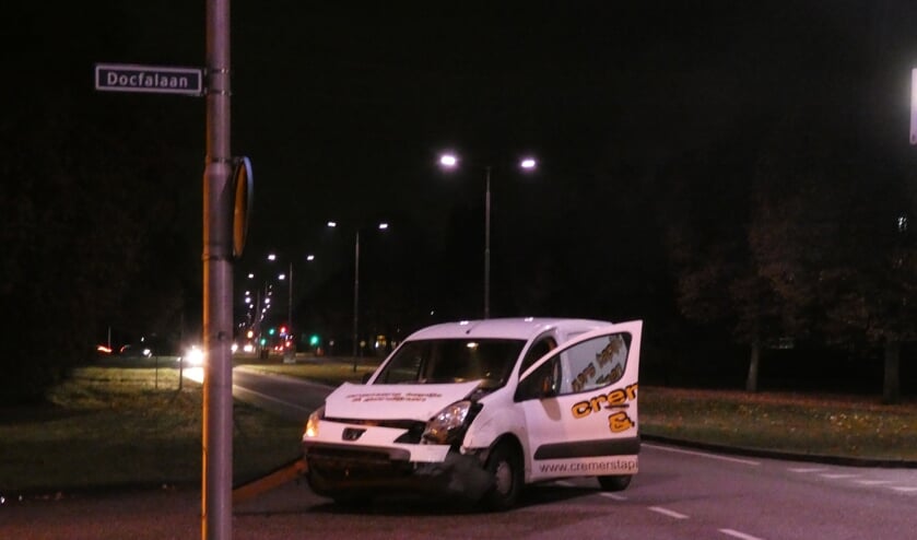 Auto's botsen op Osse kruising. (Foto: Thomas)