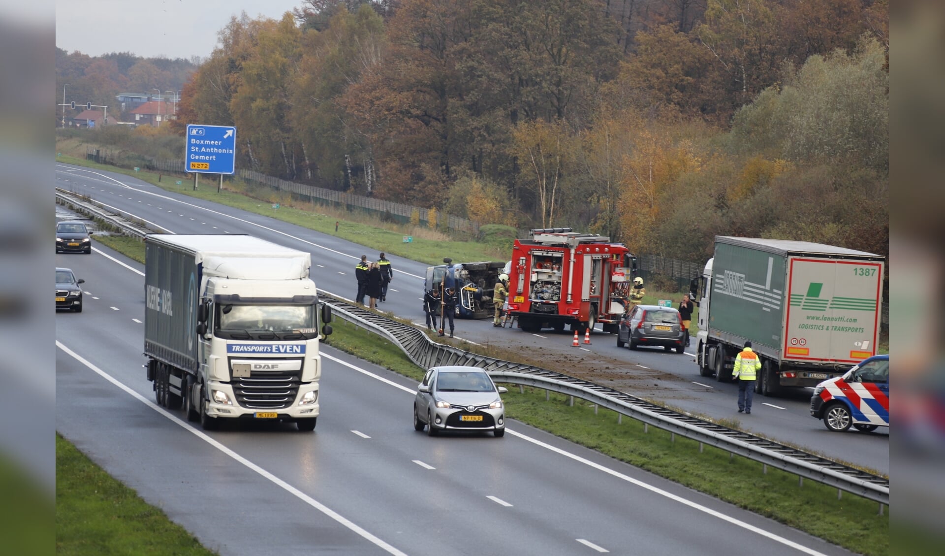 Busje belandt op zijn kant op A73 bij Boxmeer: verkeer muurvast.
