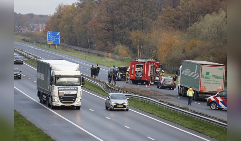 Busje belandt op zijn kant op A73 bij Boxmeer: verkeer muurvast.