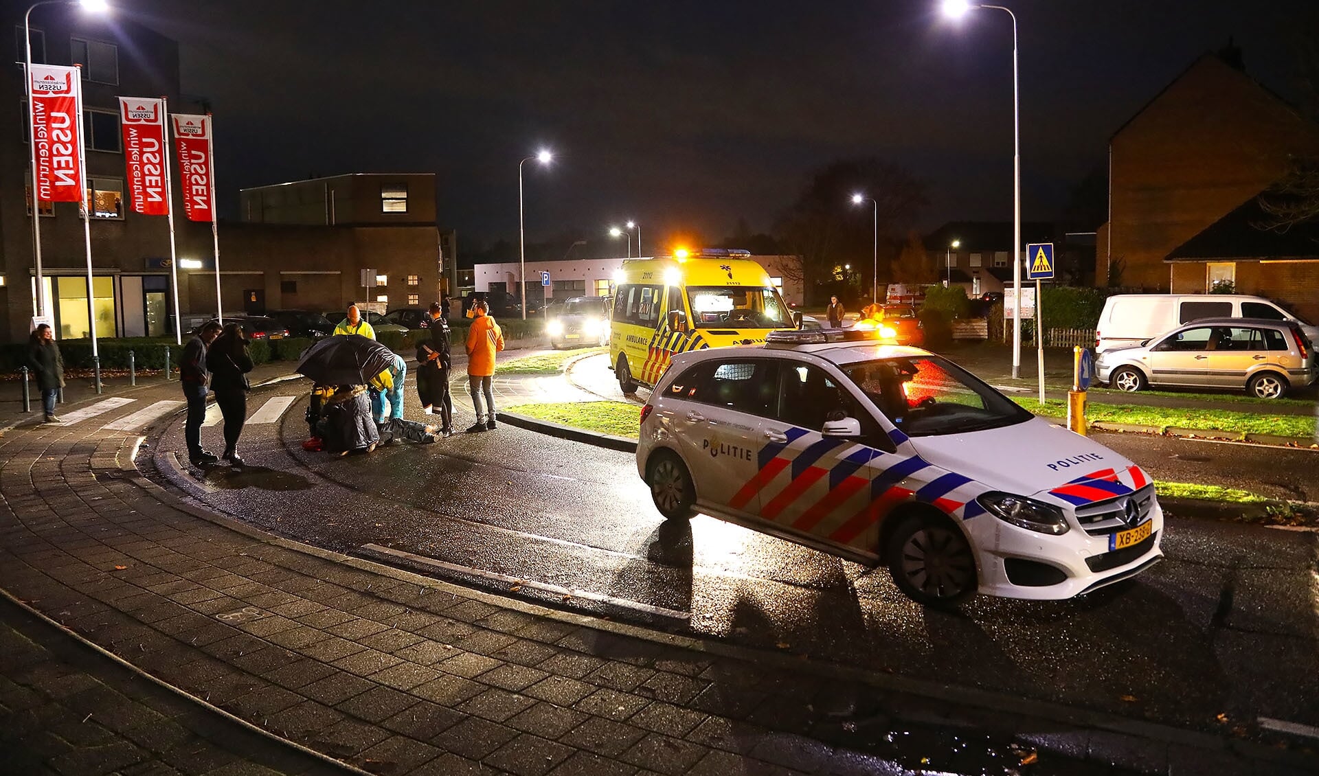 Man in scootmobiel gewond bij ongeval voor Winkelcentrum Ussen. (Foto: Gabor Heeres / Foto Mallo)
