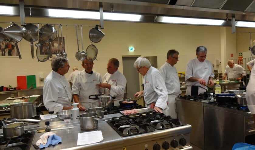 De leden van de gastronomenclub druk bezig met de voorbereidingen. (foto: Ankh van Burk)