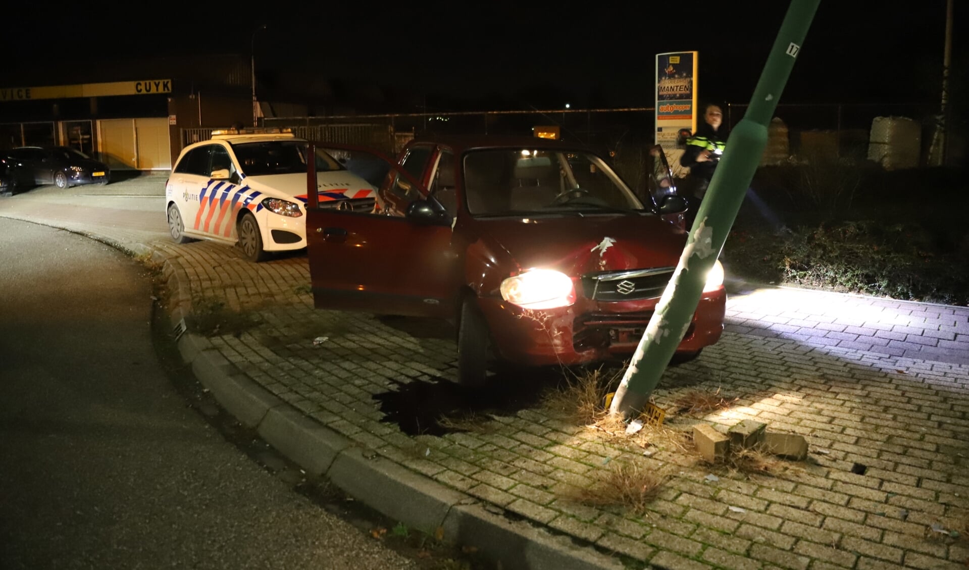 Automobiliste botst op paal op Cuijks bedrijventerrein en raakt gewond.