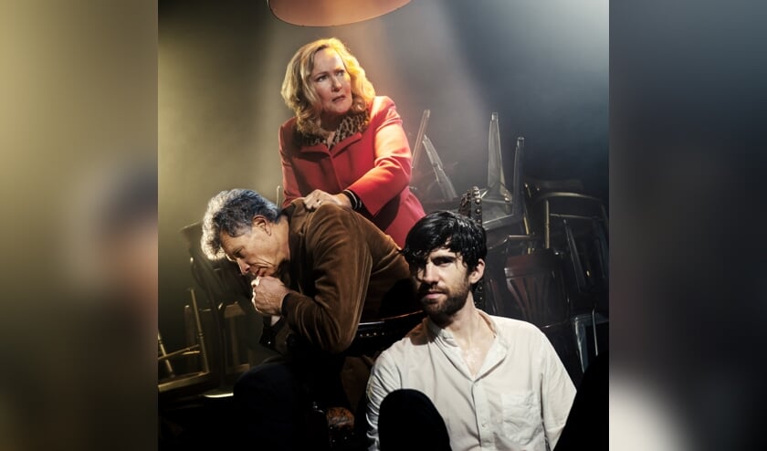 Acteur Benja Bruijning (rechtsonder) speelt het personage Alan in de toneelbewerking.