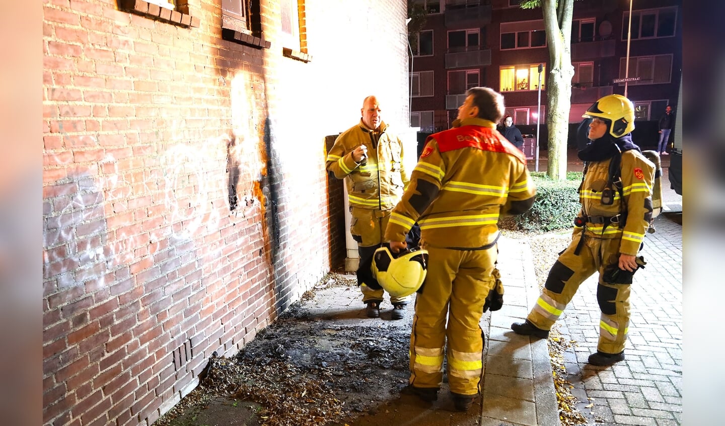 Brandend matras zorgt voor schade aan gevel winkelpand. (Foto: Gabor Heeres / Foto Mallo)