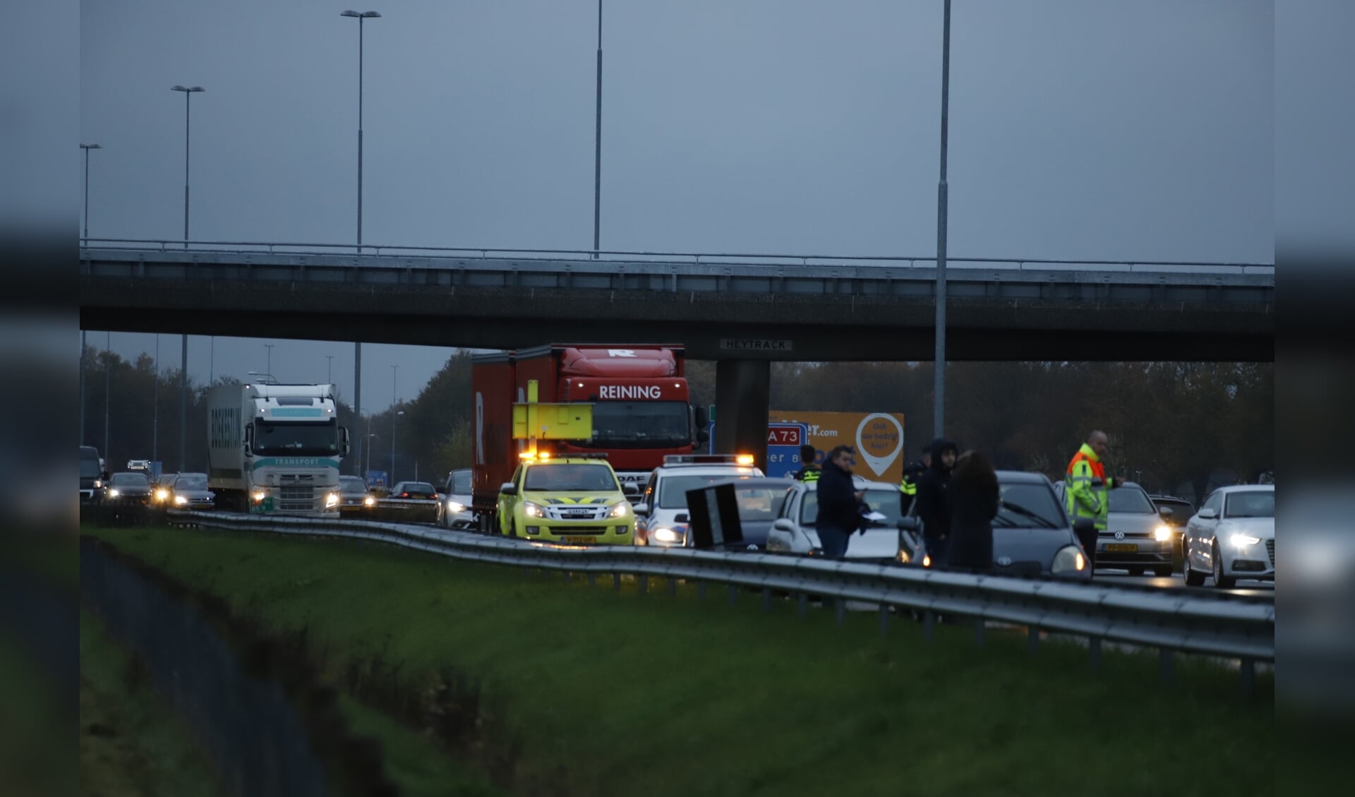 Lange file op de A73 bij Cuijk na ongeval met vier auto's.