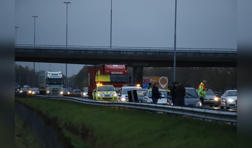 Lange file op de A73 bij Cuijk na ongeval met vier auto's.