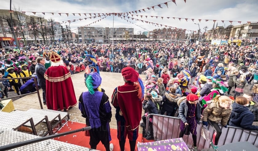 Een drukbezochte Markt in Uden tijdens een eerdere intocht.