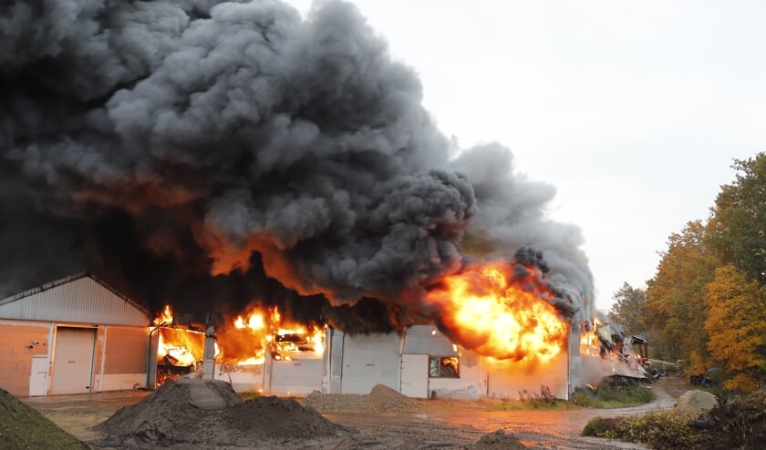 Grote brand bij opslag in Oeffelt.