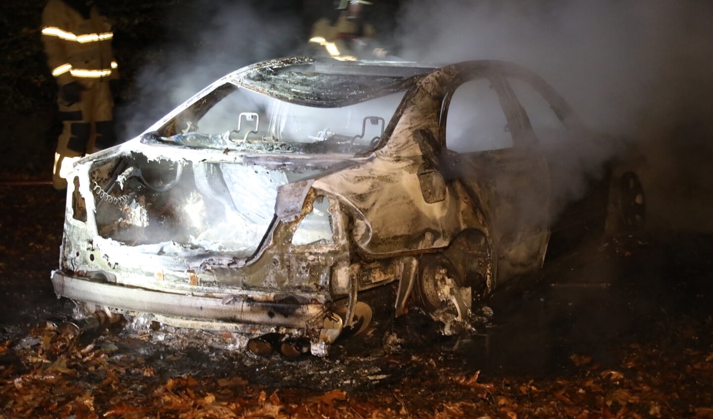 Auto volledig uitgebrand in Oss. (Foto: Gabor Heeres / Foto Mallo)