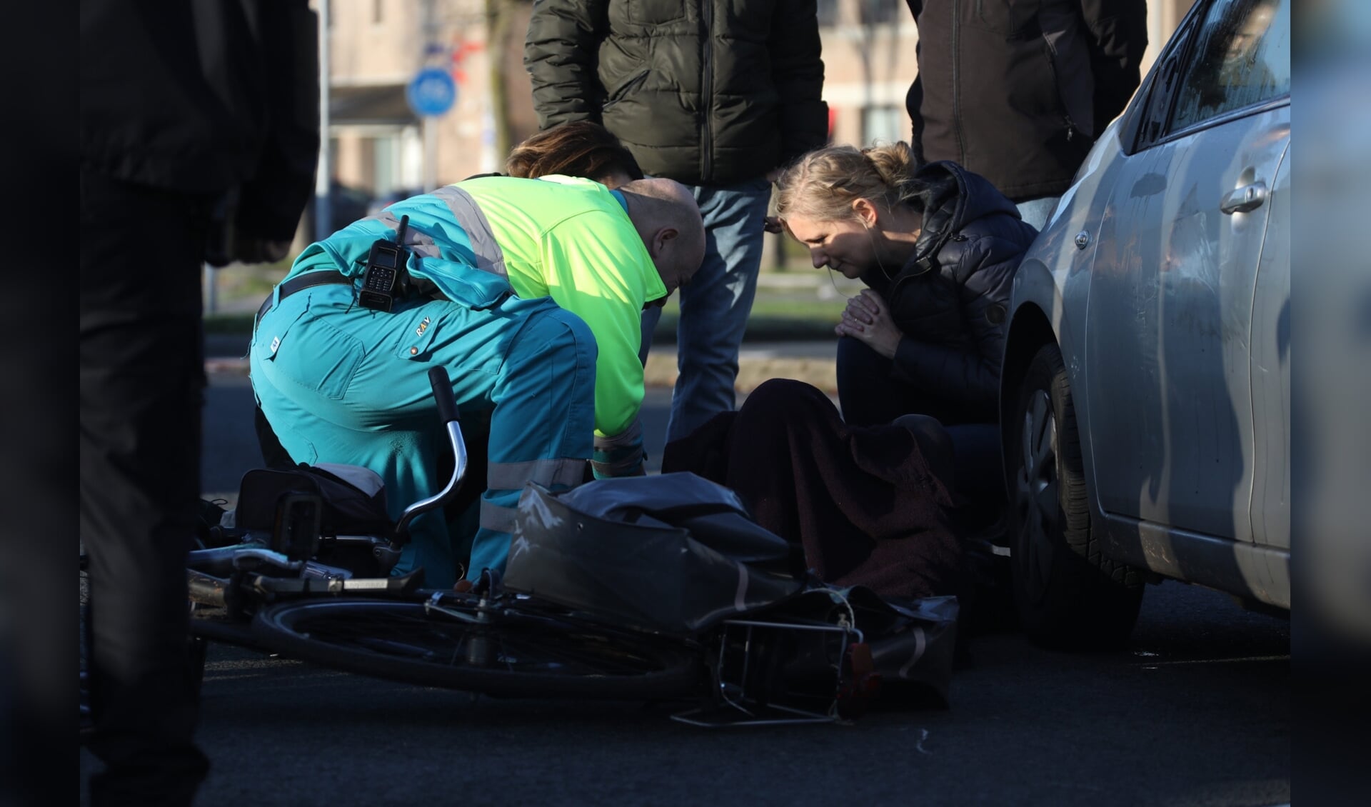 Gewonde bij ongeval op Vierhoeksingel. (Foto: Gabor Heeres / Foto Mallo)