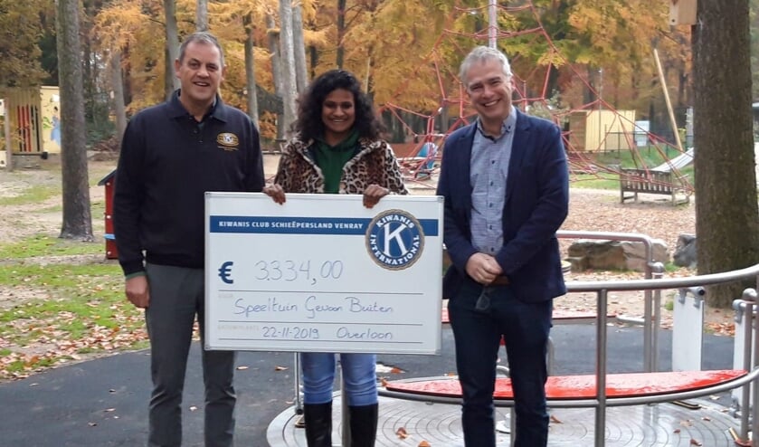Renuka de Kunder met de bijdrage van Kiwanusclub Schieëpersland Venray voor de realisatie van een kabelbaan in de Samenspeeltuin.  