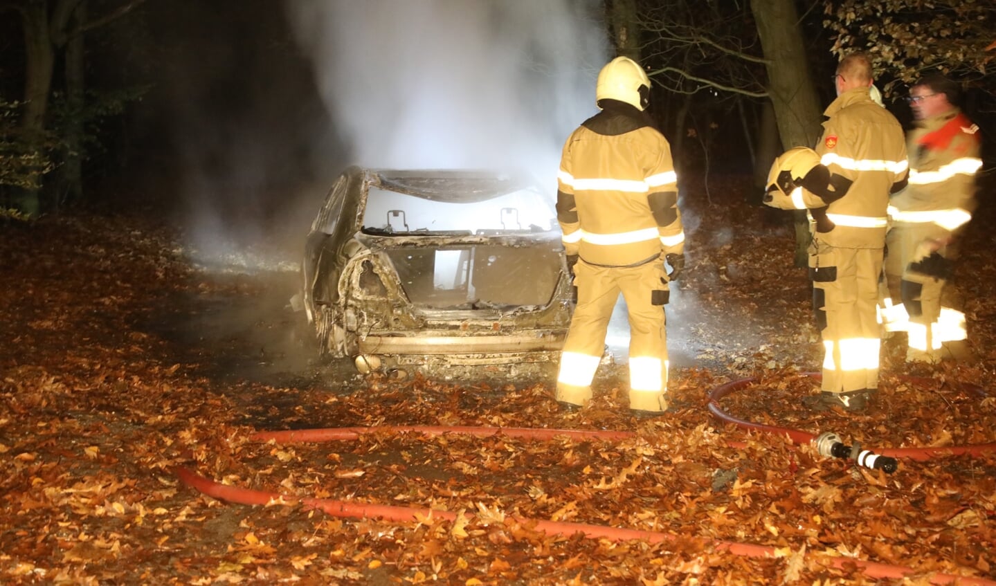 Auto volledig uitgebrand in Oss. (Foto: Gabor Heeres / Foto Mallo)