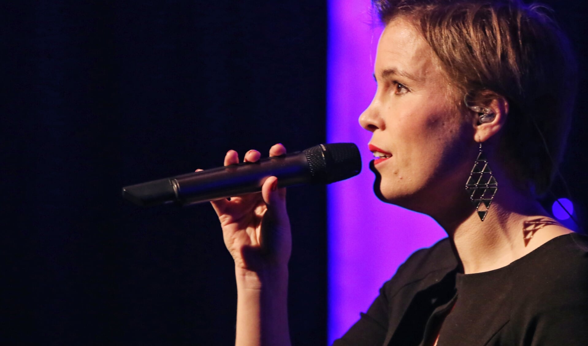 Anneke Michiels brengt tijdens Podium B een ode aan het Songfestival