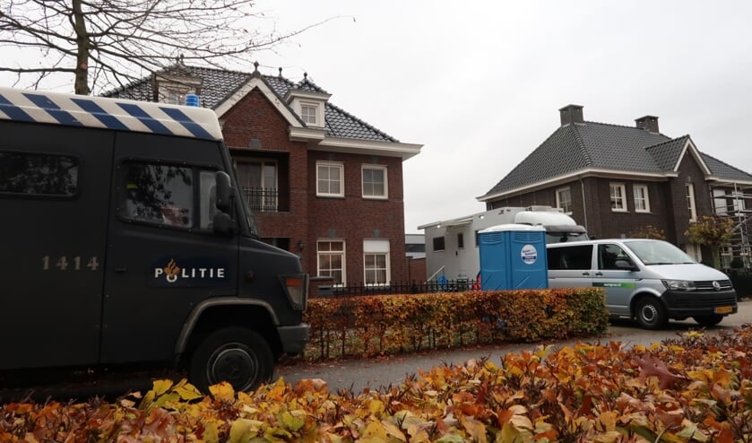 Zoektocht naar vuurwapens, drugs en geld in Berghemse woning. (Foto: Gabor Heeres / Foto Mallo)