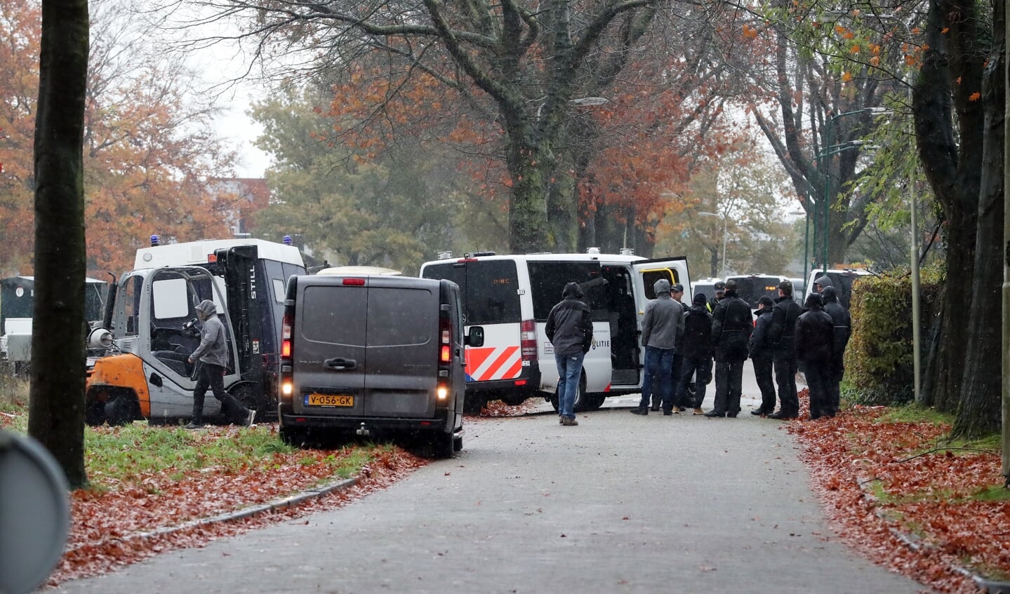 Politieactie in Hoogheuvelstraat. (Foto: Hans van der Poel)
