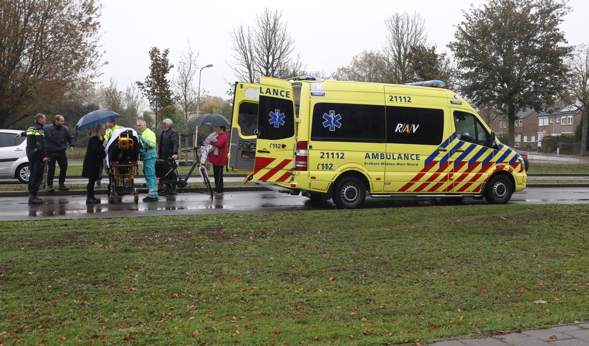 Gewonde bij ongeval op rotonde Vierhoeksingel. (Foto: Gabor Heeres / Foto Mallo)