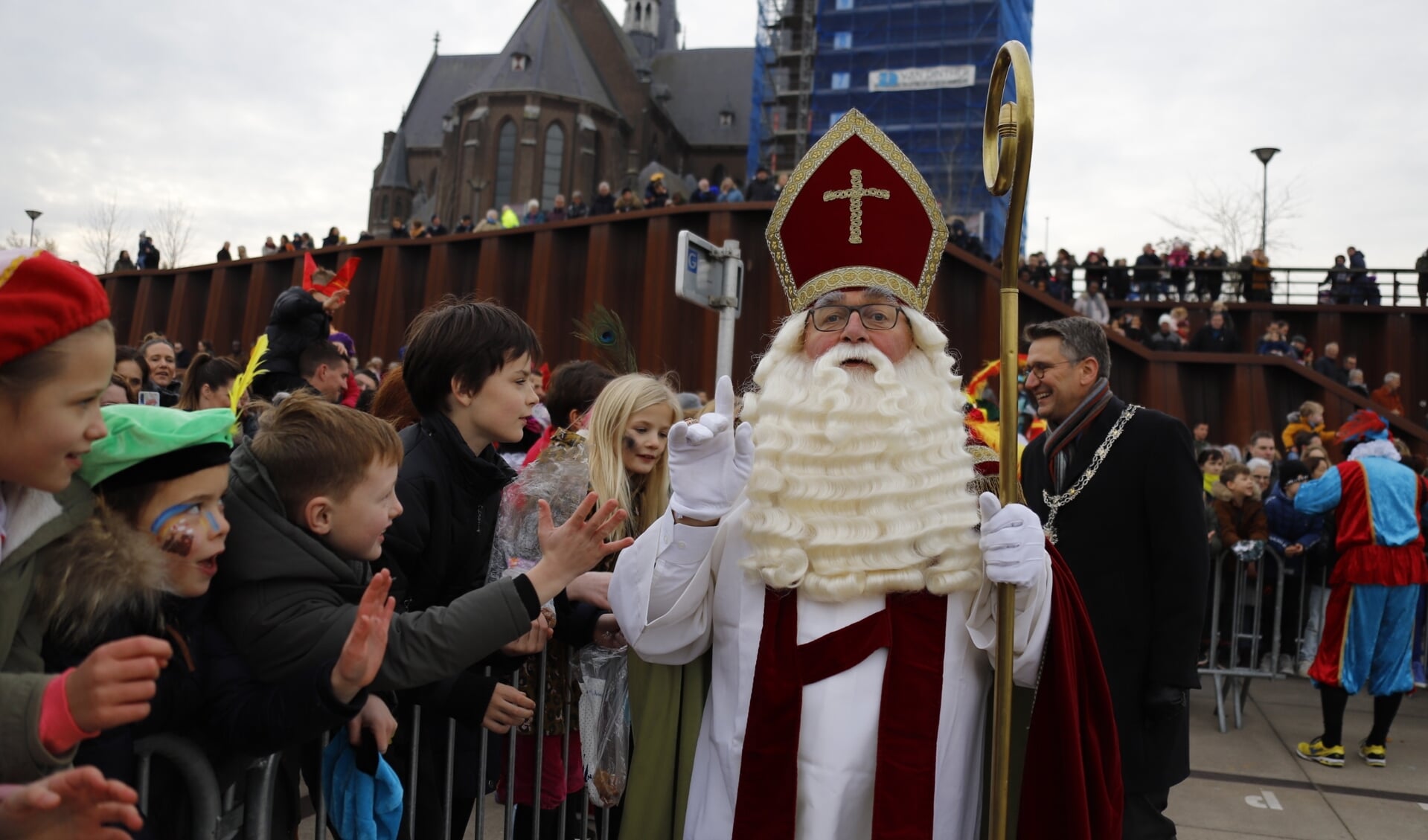 Sinterklaas en zijn Zwarte Pieten arriveerden zondagmiddag op de Maaskade in Cuijk.
