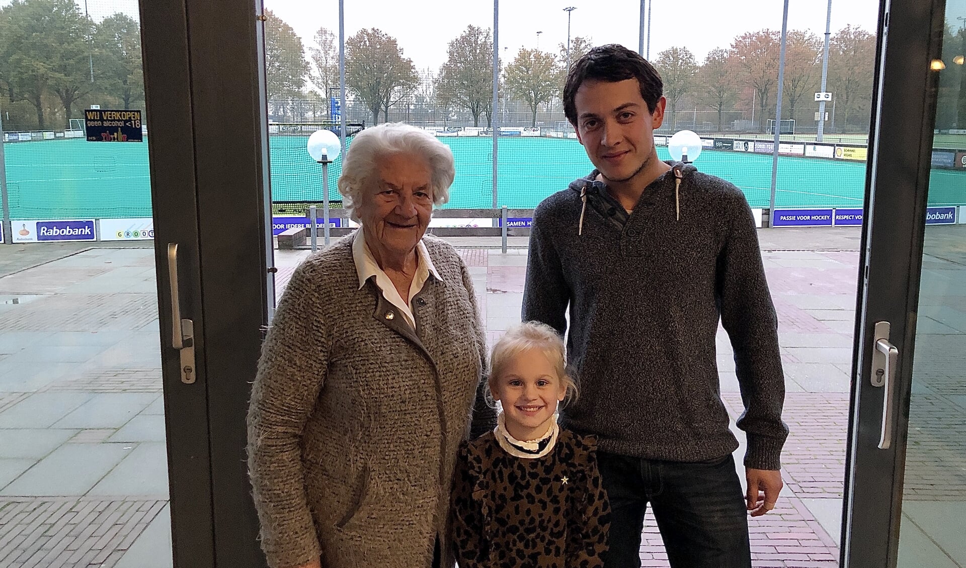Mevrouw Van den Heuvel (91), Florine van Dieperbeek (5) en Bas van Kempen zijn alle drie blij met Geel-Zwart. 