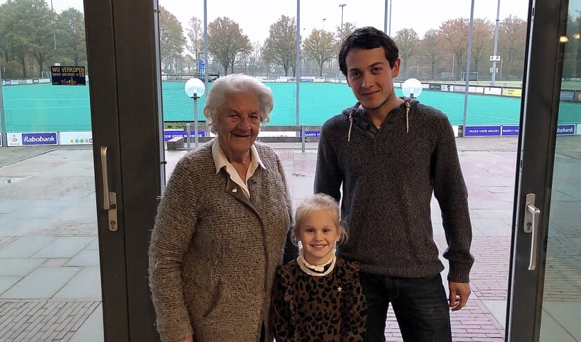 Mevrouw Van den Heuvel (91), Florine van Dieperbeek (5) en Bas van Kempen zijn alle drie blij met Geel-Zwart.