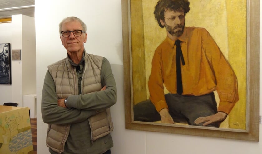 Willem den Hartigh bij een portret van hem uit 1985. (foto: Ankh van Burk)