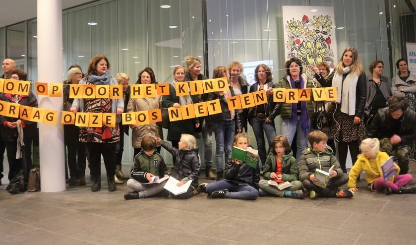 Kinderen, ouders, docenten en medewerkers Biblioplus protesteren op 5 november in de hal van het stadhuis tegen bezuinigingen op de schoolbibliotheek.