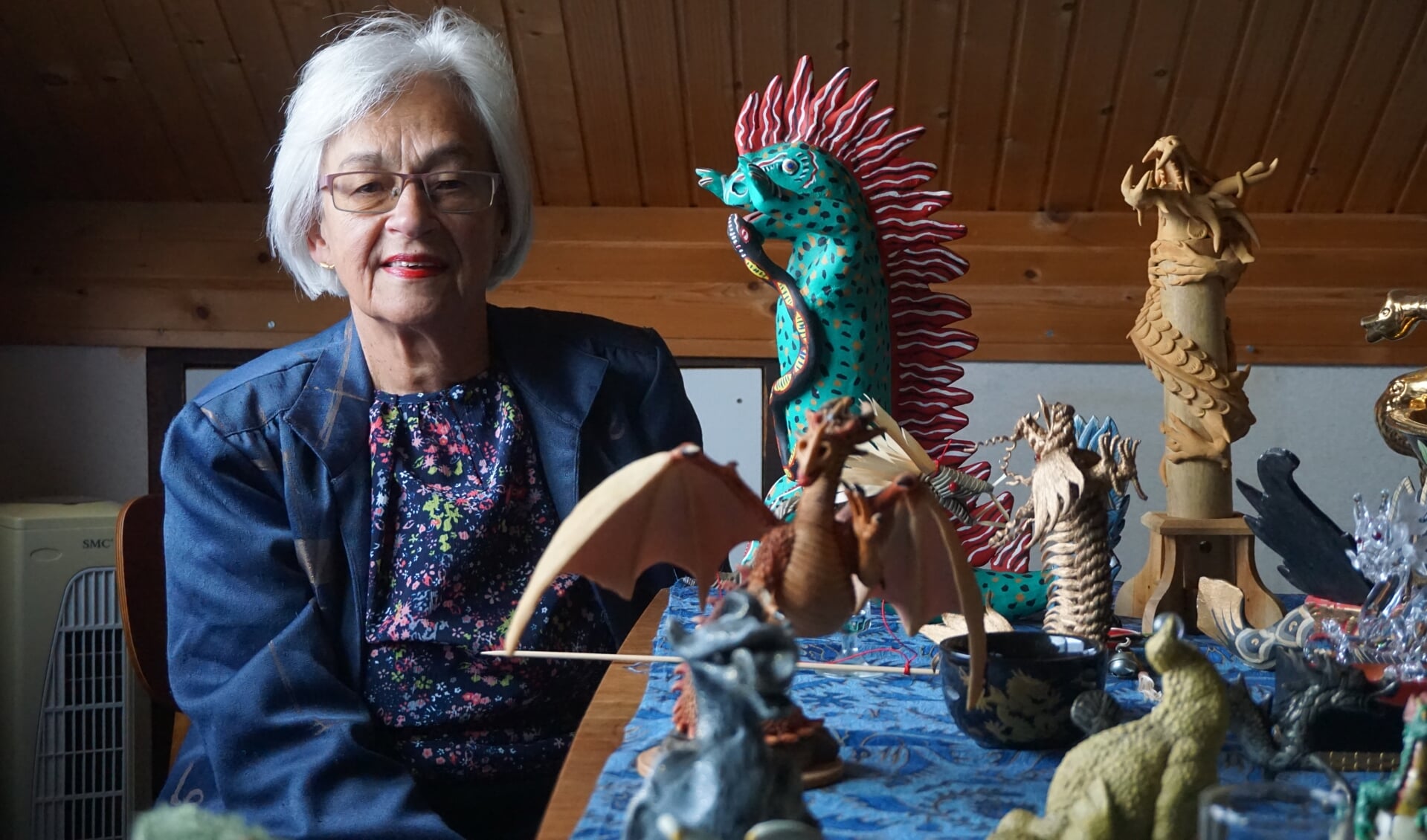 Sonja uit Veghel exposeert haar verzameling draken.
