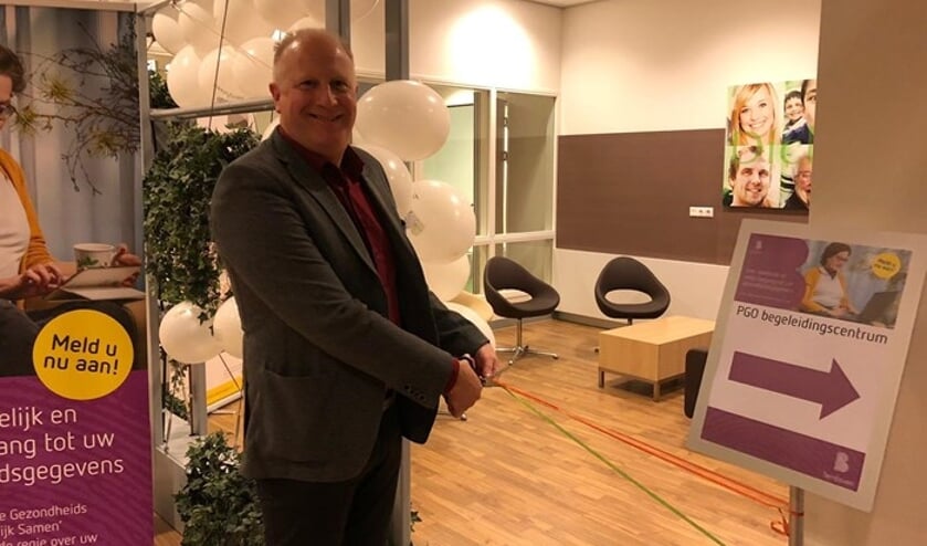 Patiënt Leon Oosthoek knipt het lintje door tijdens de officiële start van de PGO