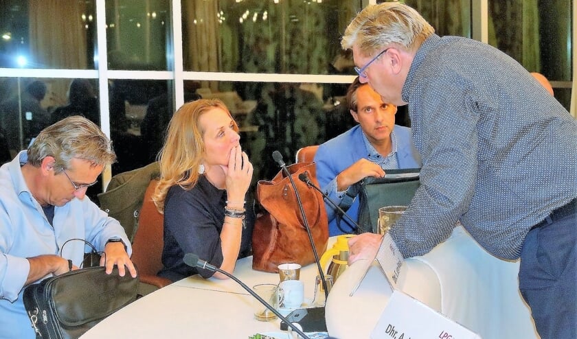 Fractievoorzitter Astrid Bannink (LPG) en wethouder Peters (CDA) in overleg na enorme kritiek op bezuinigingspakket Grave.