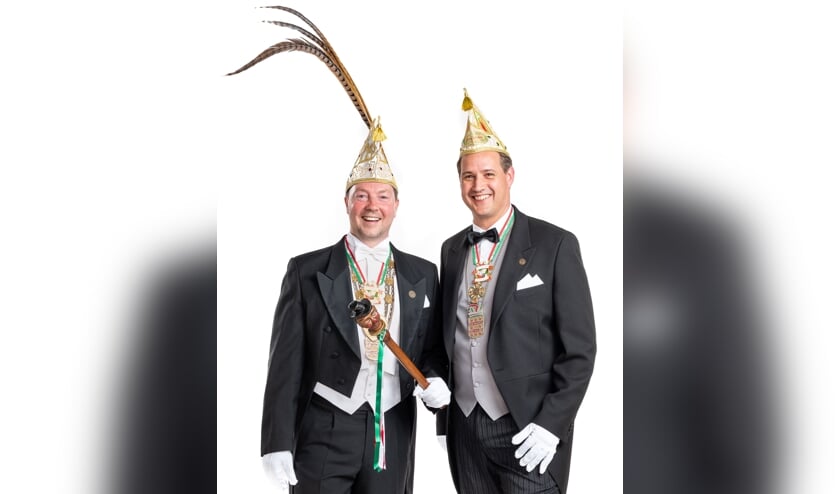 Prins Mark (Geboers) tevoorschijn kwam. Na installatie door President Barry (Kaal) maakte hij als eerste daad de naam van zijn Adjudant Dries (Hofmans) bekend. Na het uitspreken van de Proclamatie onthulden beide hun lijfspreuk “Carnaval is goud... Un moj feesje veur jong en oud!”. Hiermee gaan zij