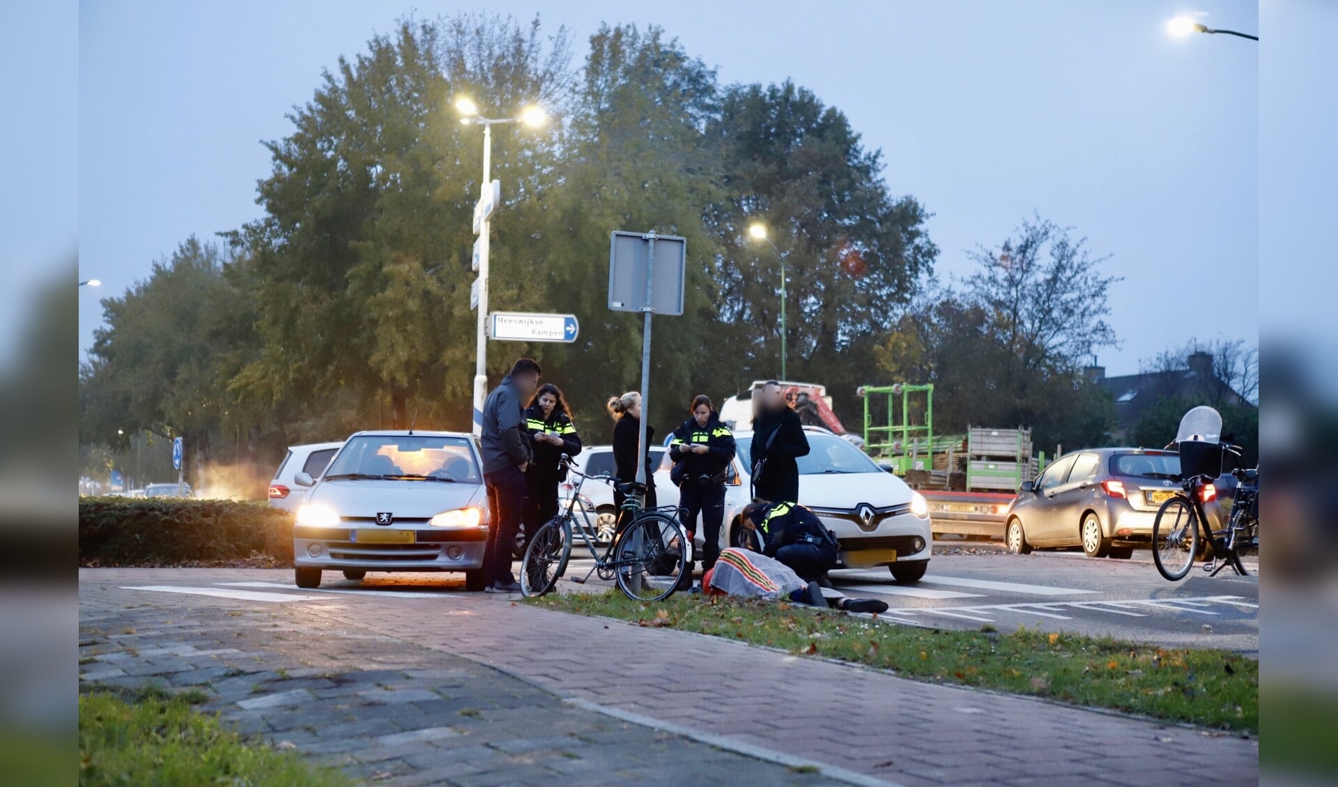 Fietser geschept door automobilist op rotonde Beersebaan in Cuijk.