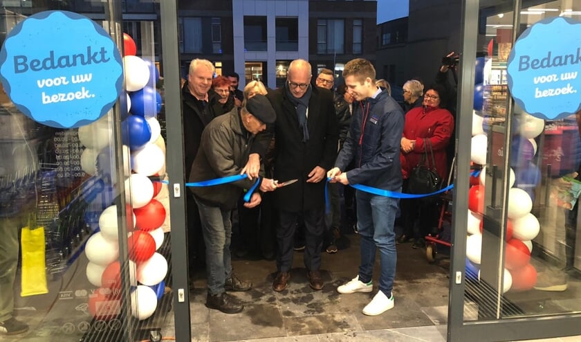 Wethouder Maarten Jilisen verrichte woensdag de opening van de Aldi Cuijk.