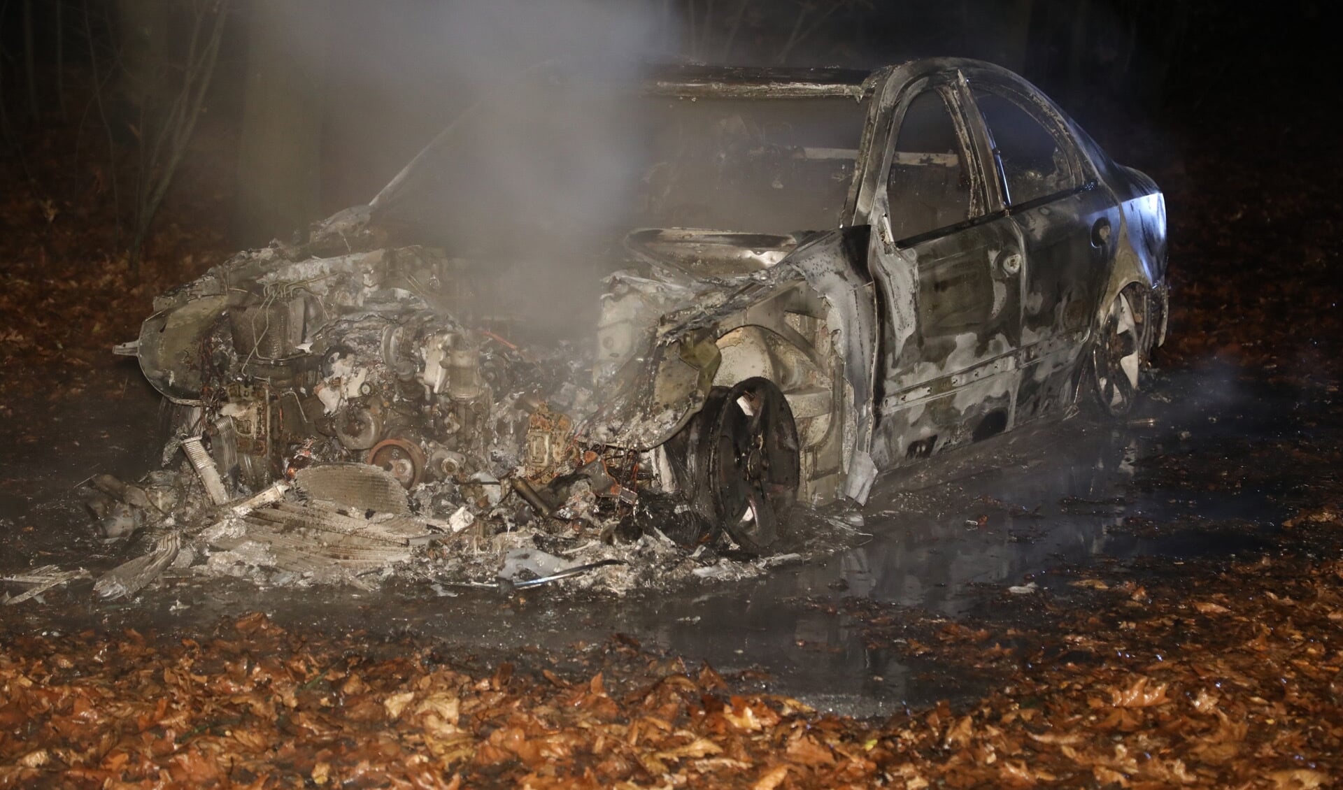 Auto volledig uitgebrand in Oss. (Foto: Gabor Heeres / Foto Mallo)