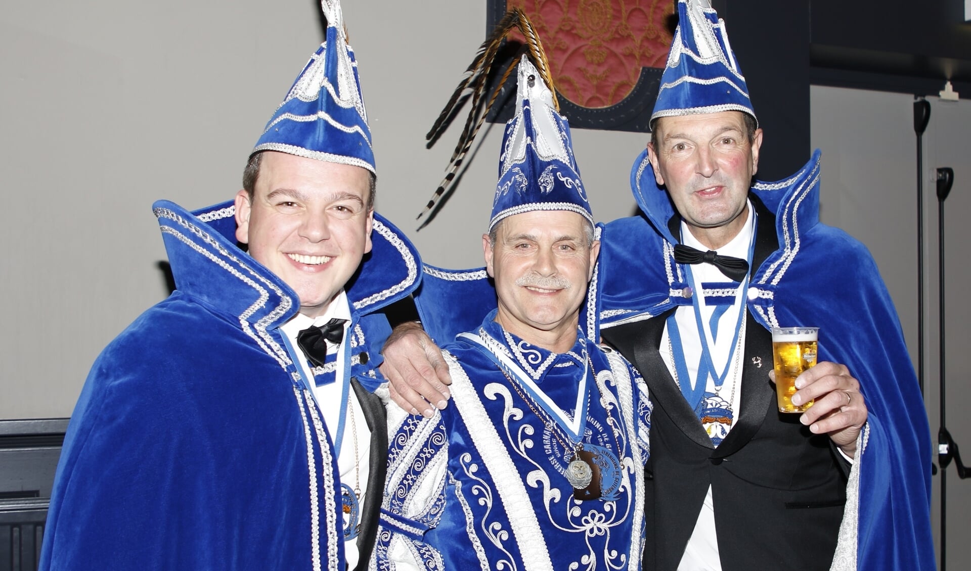 Arie Nabbe (midden) is het komende carnavalsseizoen de prins van BCV De Geitenbok in Boxmeer.