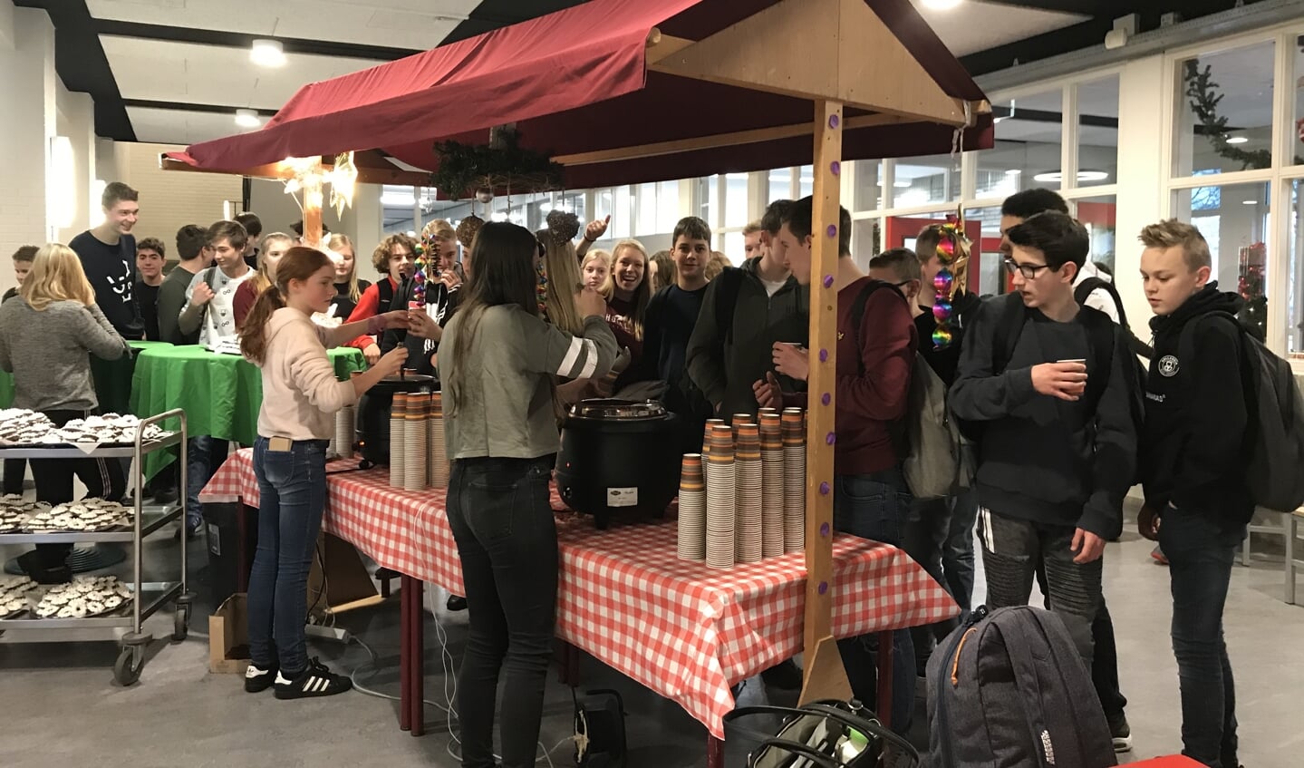 Metameerleerlingen vieren Paarse vrijdag in Stevensbeek en lhbtq-acceptatie vormt aanleiding voor gesprekken in de klas.