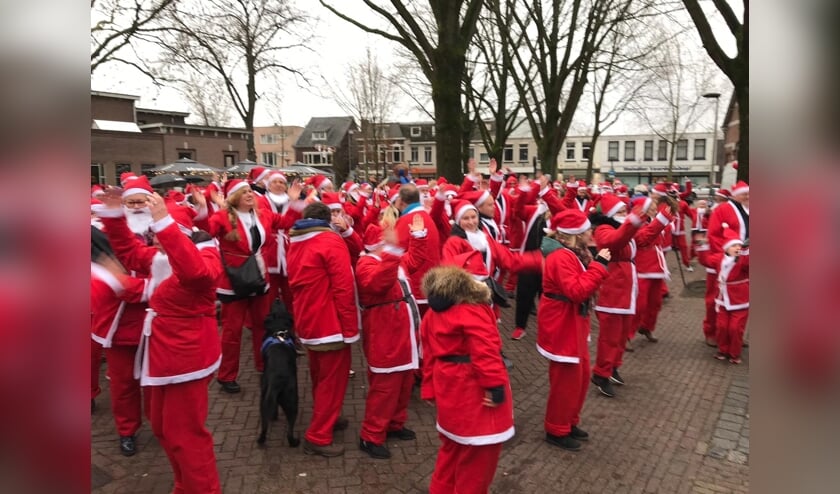 Deelnemers aan de Santa Run in Oss. (Foto: René Peters)