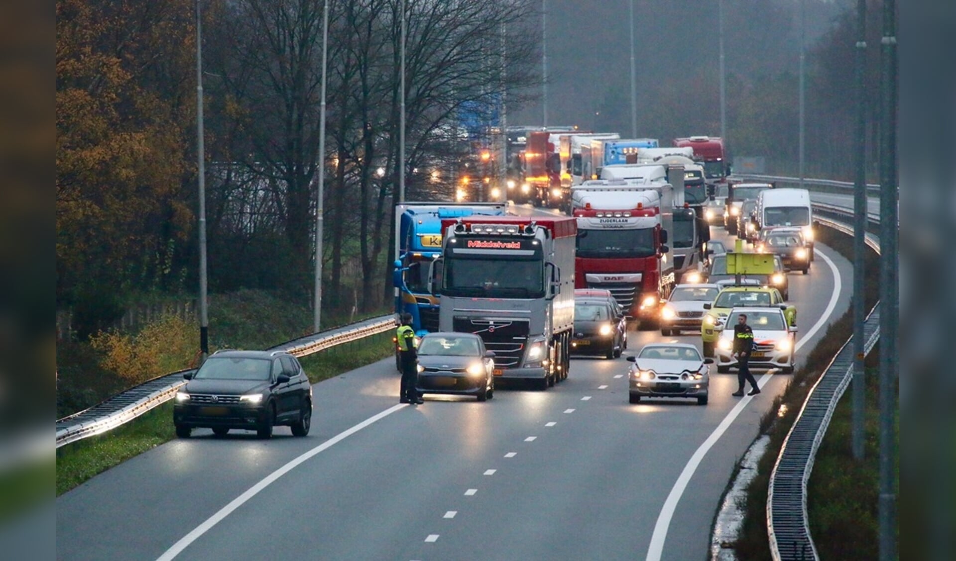 Auto's op elkaar op A73 bij Cuijk: niemand gewond, wel lange file.