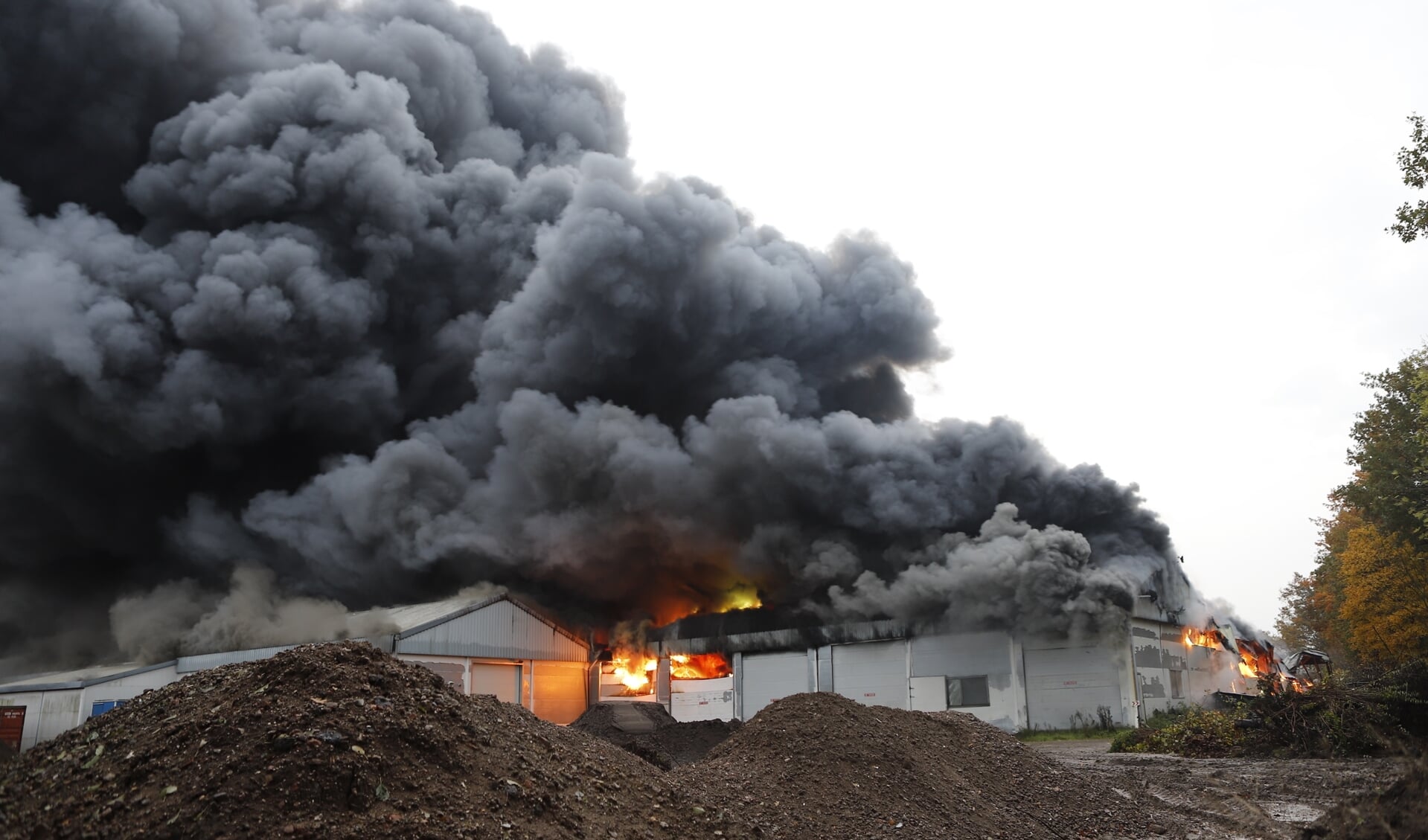 Bij een opslag in Oeffelt brak in november een grote brand uit. (foto: SK-Media)