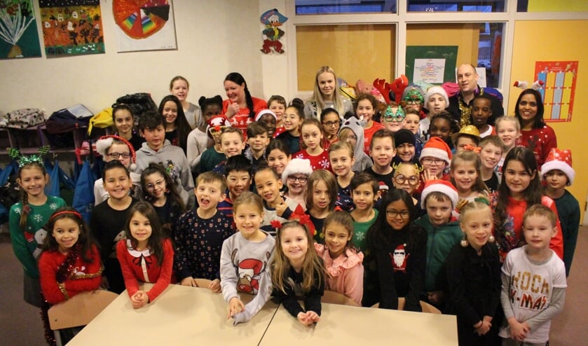 De leerlingen van de bovenbouw van Bassischool John F. Kennedy kleedden zich allemaal in een foute kersttrui of een mooie kerstcreatie.