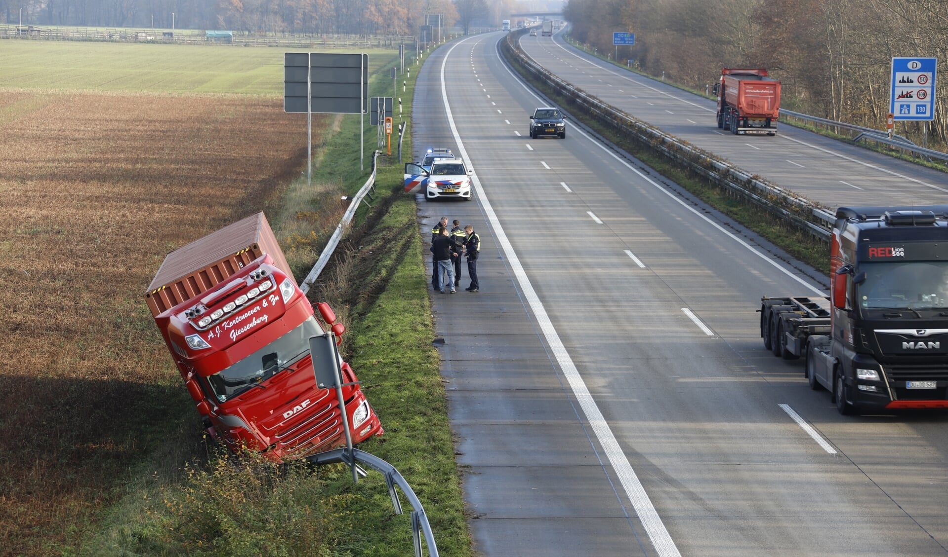 Vrachtwagen belandt langs A77 bij grensovergang.