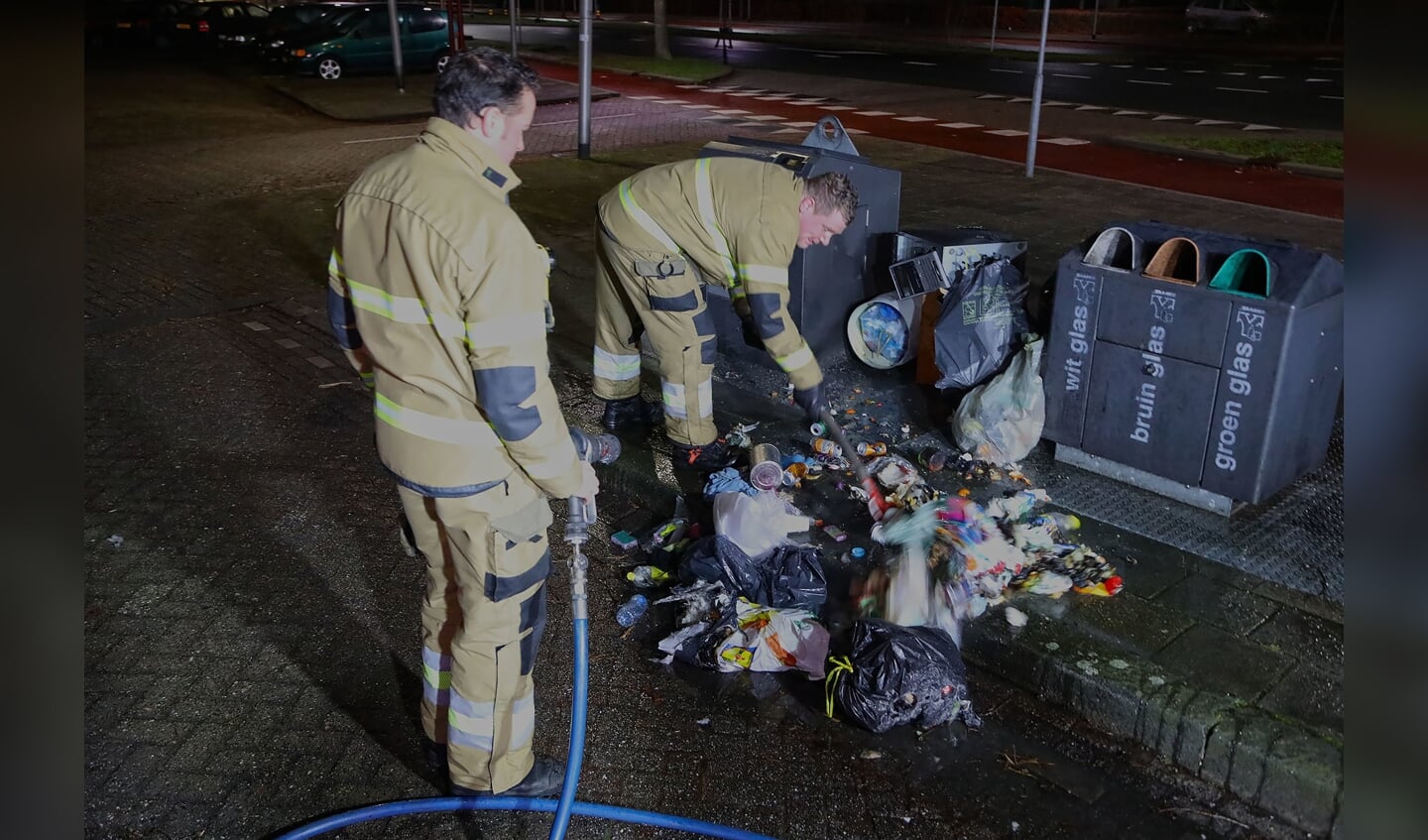 Brandweer blust afval bij ondergrondse afvalcontainer. (Foto: Gabor Heeres / Foto Mallo)