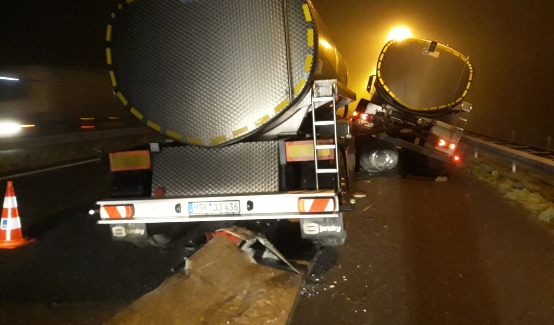 Vrachtwagen botst op wegversmalling op A77 bij Gennep