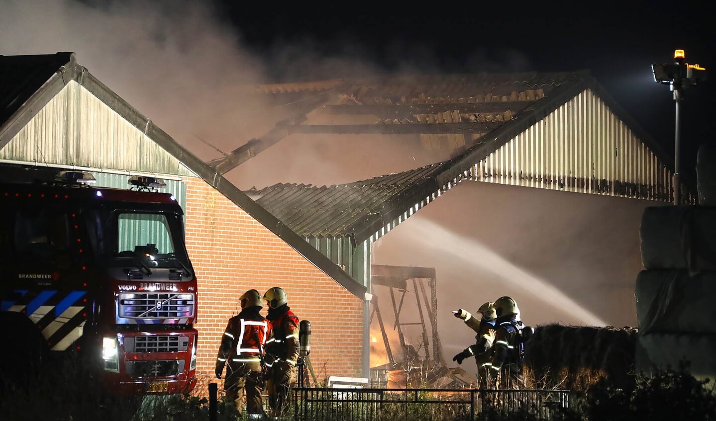 Grote brand in Deursen-Dennenburg. Foto Gabor Heeres - Foto Mallo.