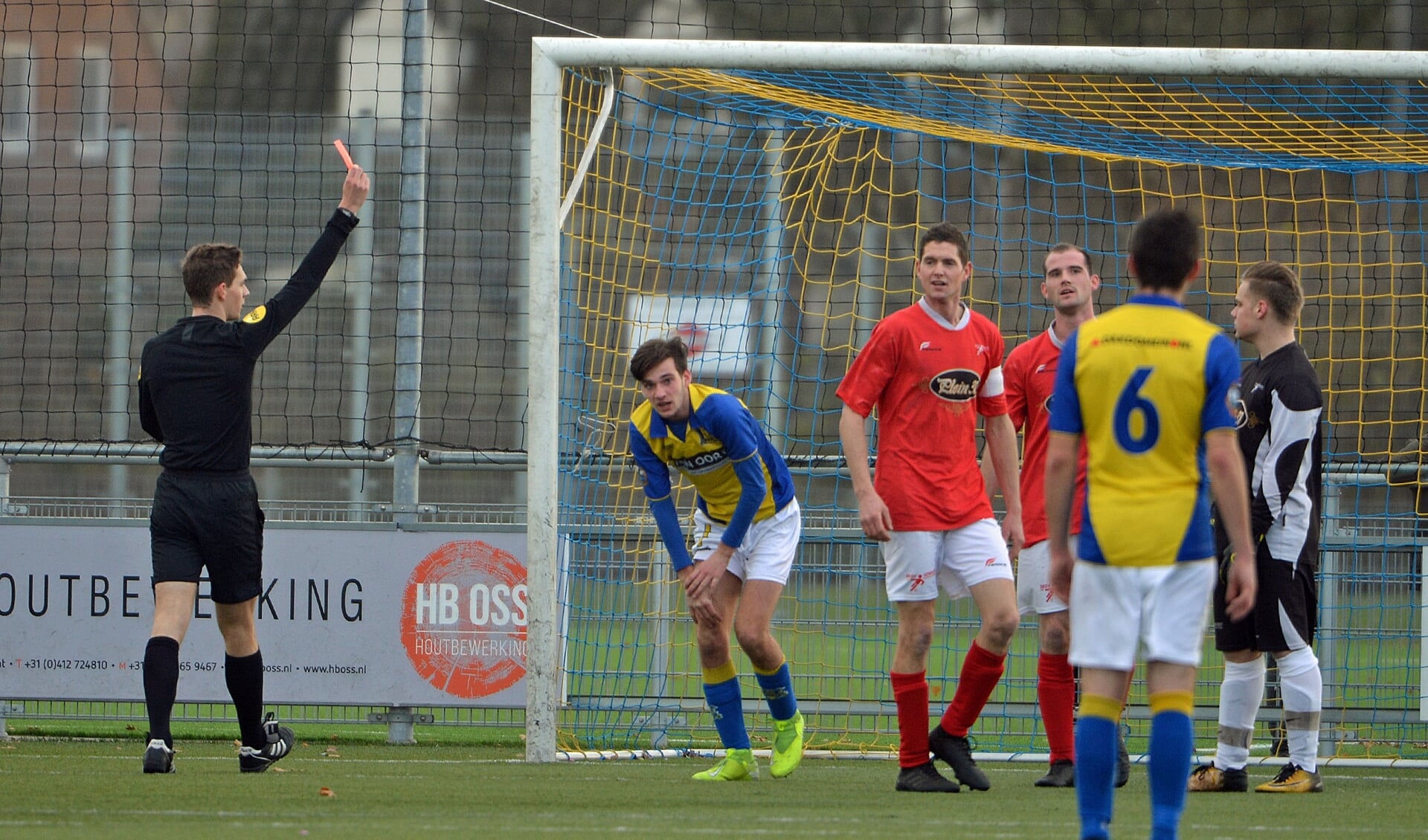 Cruciaal moment in de wedstrijd was de rode kaart voor Venhorst verdediger Thijn van den Vossenberg.