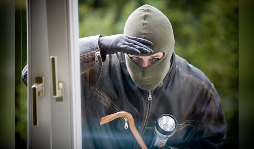 De politie zoekt getuigen van woninginbraken in Maashees.