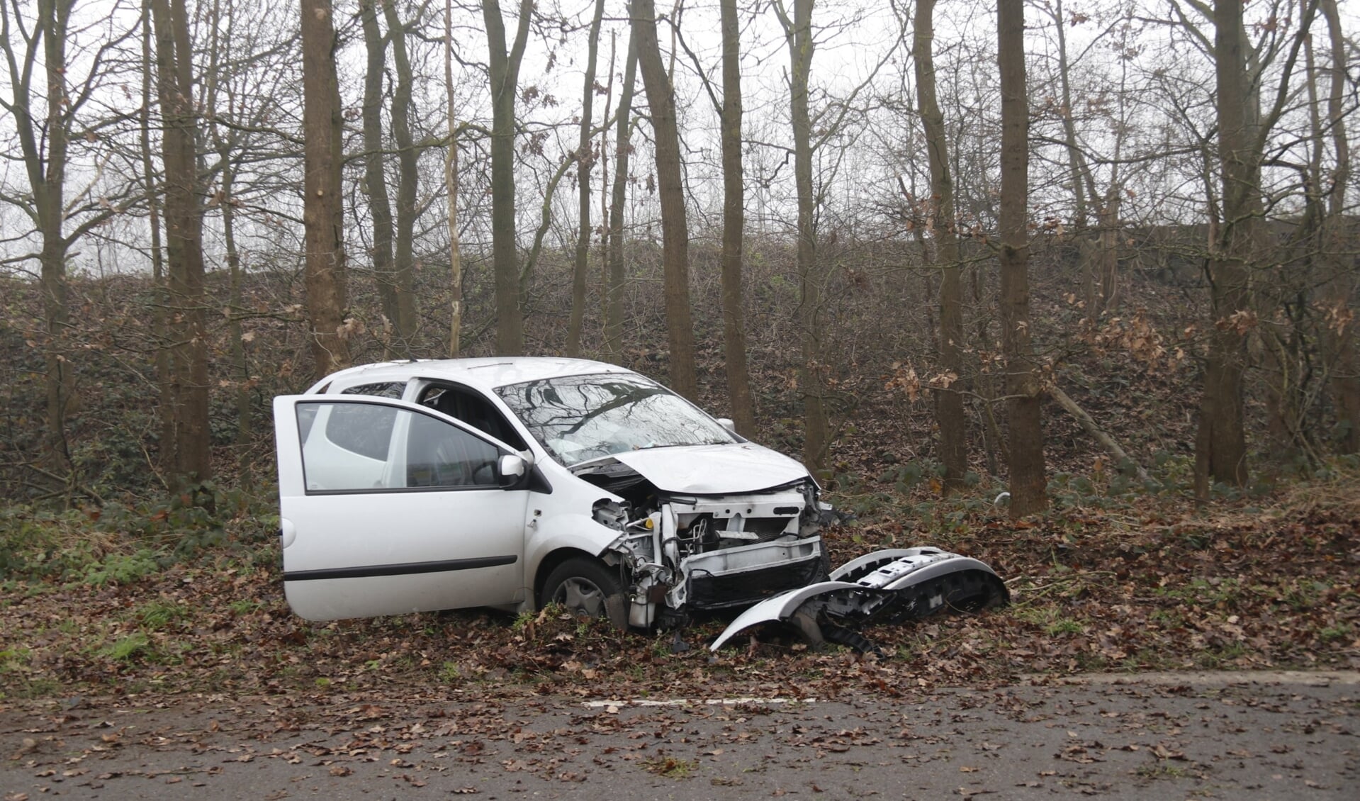 Automobilist raakt gewond bij eenzijdig ongeluk in Heijen.