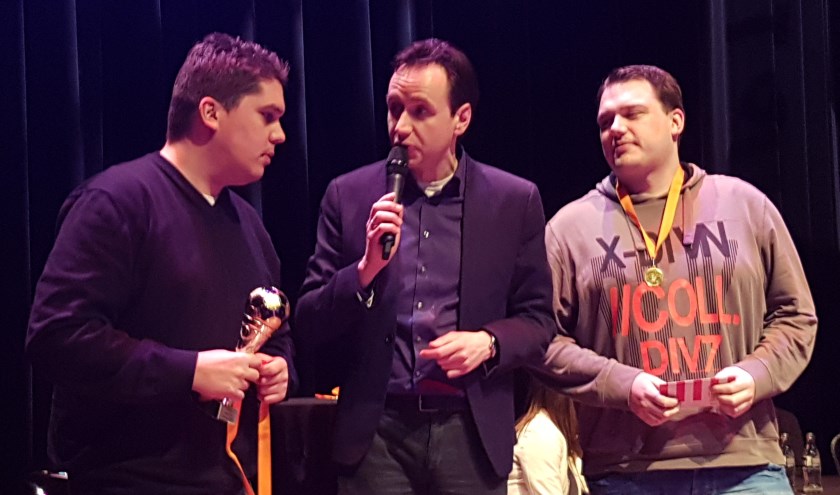 De winnaars van de eerste voetbalquiz. In het midden quizmaster Martijn van de Koolwijk.