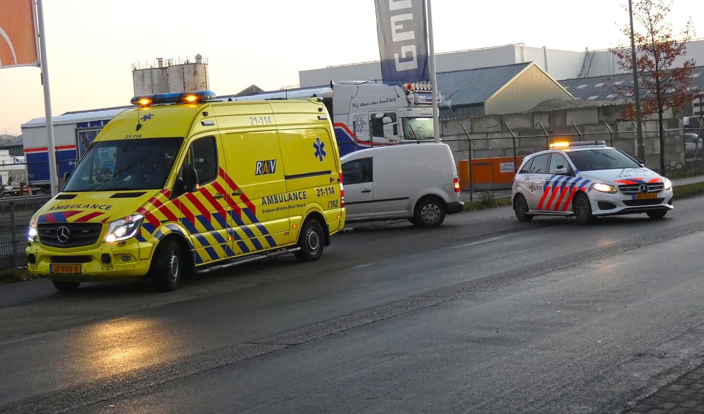 Scooterrijder gewond na ongeval op Kanaalstraat. (Foto: Gabor Heeres, Foto Mallo)